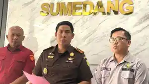 Kepala-Kejaksaan-Negeri-Sumedang-Adi-Purnama-tengah-saat-memberikan-keterangan.jpg