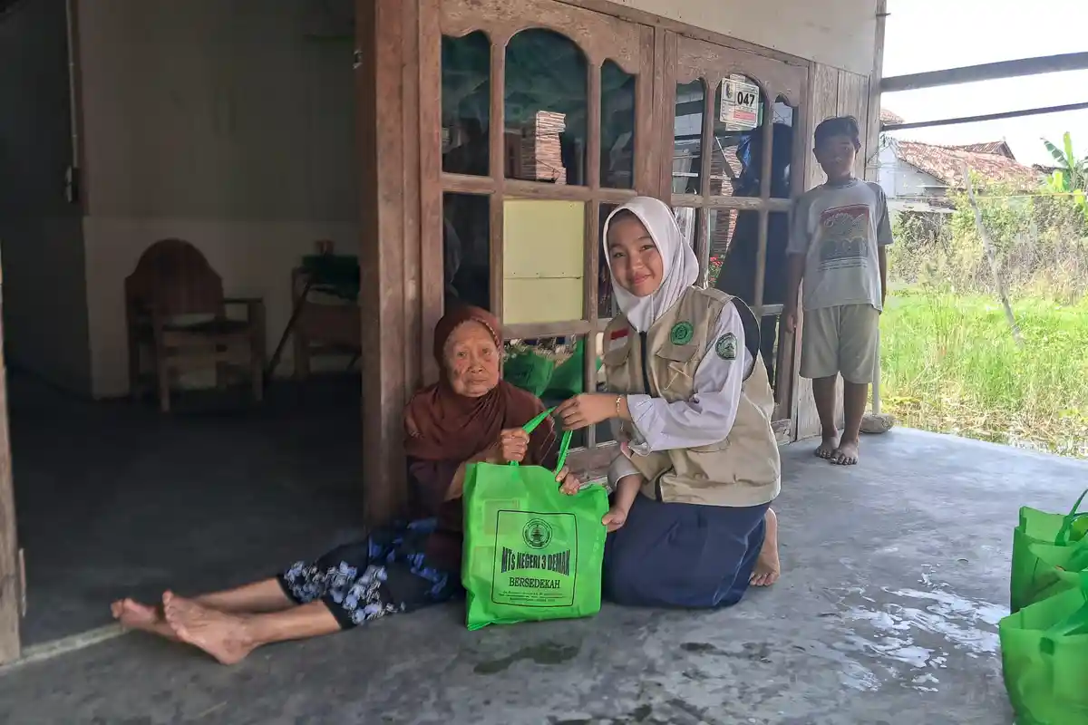 Ahmadun Ajak Siswa MTsN 3 Demak Bantu Korban Rob di Momen Kelulusan