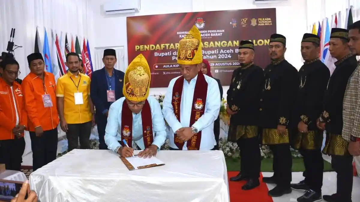 Naik Becak Motor, Pasangan H Kamaruddin-Adi Ariyadi Mendaftar ke KIP Aceh Barat