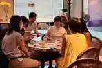 Tamu-dari-Jepang-di-Ascott-Waterplace-Surabaya-yang-tengah-menikmati-afternoon-tea.jpg