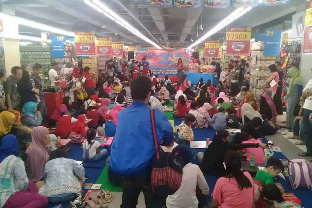 Ratusan Anak SD Makassar Ikutan Lomba Mewarnai di Hypermart