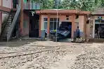 menyingkirkan-material-lumpur-banjir-bandang-di-Puskesmas-Palabuhanratu-Kabupaten-Sukabumi.jpg