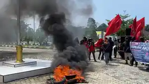 Unjuk-Rasa-KPBI-dan-FSPIM-di-DPRD-Morowali-Memanas-Massa-Bakar-Ban-Tuntut-Hak-Pekerja.jpg