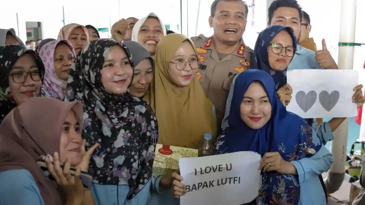 Pantun Karyawan PT Sukorintex Sambut Kapolda Jateng: Makan Roti pakai Caos, Pak Luthfi Memang Joss