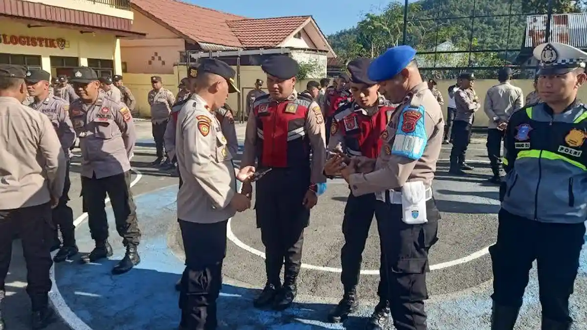 Cegah Judi Online, Waka Polres Ngada Bersama Propam Cek Akses Internet Anggota 