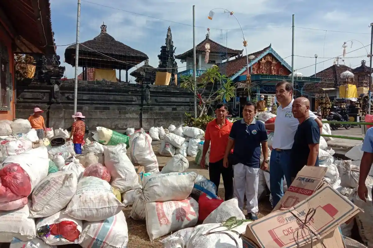 Peduli Lingkungan, PT APL & The Plastic Exchange Ubah Sampah Plastik jadi Berkah di Tabanan Bali