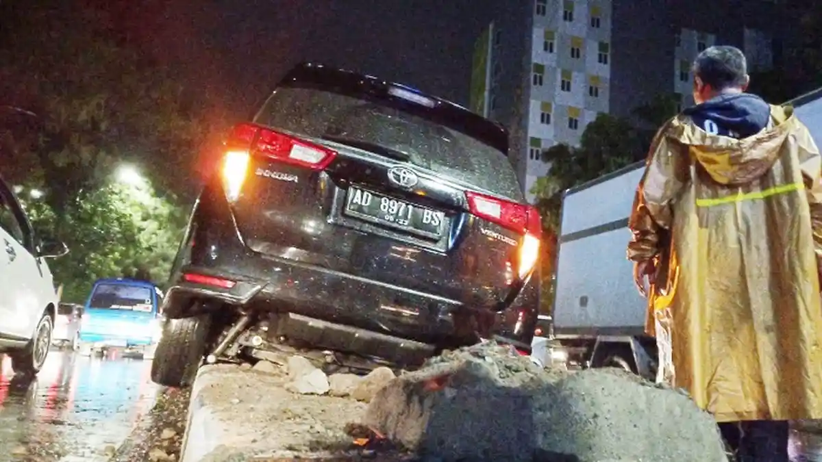 Begini Mobil Kerabat Keraton KGPH Dipokusumo yang Kecelakaan & 'Nangkring' di Median Manahan Solo