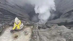 patung-Ganesha-di-bibir-kawah-Gunung-Bromo-hilang-1752023jpg.jpg