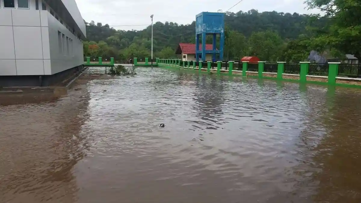 Kerja Proyek Jalan Tanpa Drainase, Puskesmas Silawan Perbatasan RI-RDTL Diterjang Banjir