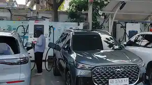 20260424_kendaraan-listrik-mengisi-di-SPKLU-Semarang_1.jpg