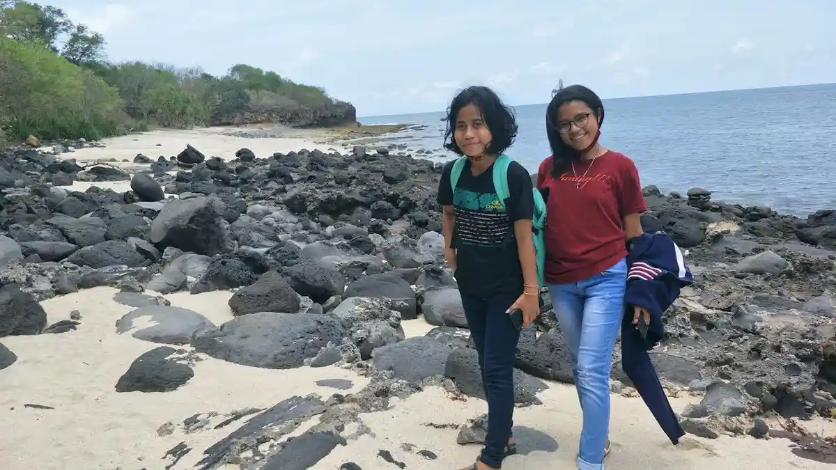 Indahnya Pasir Putih dan bebatuan karang di Pantai Liang Bala, Manggarai Timur