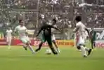 Persebaya Surabaya Dikalahkan di Kandang, Bonek Mengamuk