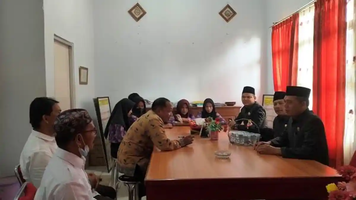 Ketua DPRD Semangati Siswa SMKN 1 Muaro Jambi yang Diusir Saat Ujian