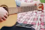 Ilustrasi-seseorang-menyimak-chord-gitar-di-ponsel.jpg