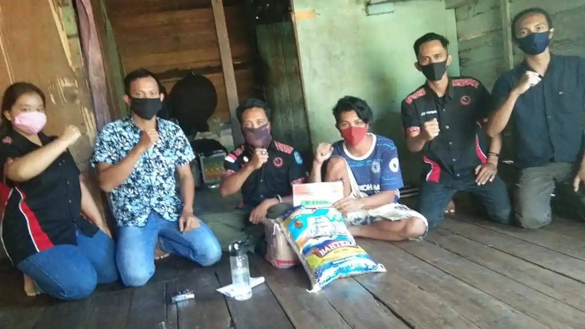 Ikatan Pemuda Dayak Kubu Raya Serahkan Donasi Masyarakat Kepada Petrus