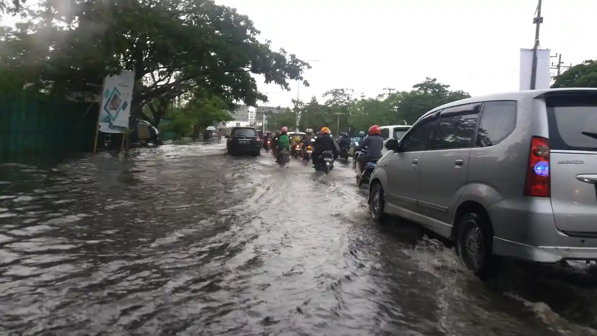 Parahnya Genangan Air di Jalan Perintis Kemerdekaan, Bikin Macet