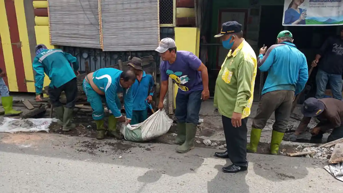 Gerak Cepat Camat Medan Tembung Dukung Program Bobby Nasution, Normalisasi Selokan Kelurahan