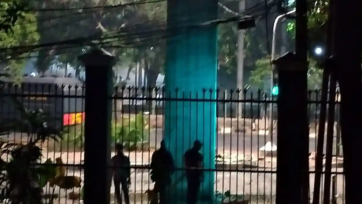 Massa Pelajar Masih Bertahan di Jalan Tentara Pelajar, Lempari Polisi dengan Batu