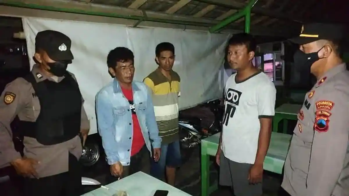 Asyik Pesta Miras di Warung, Tiga Orang Diamankan Polsek Laweyan dan Diproses Tipiring