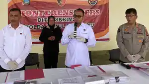 Kasubdit-II-Eksus-Kompol-Indar-Wahyu-memperlihatkan-brang-bukti-alat-tindak-pidana-tersangka.jpg