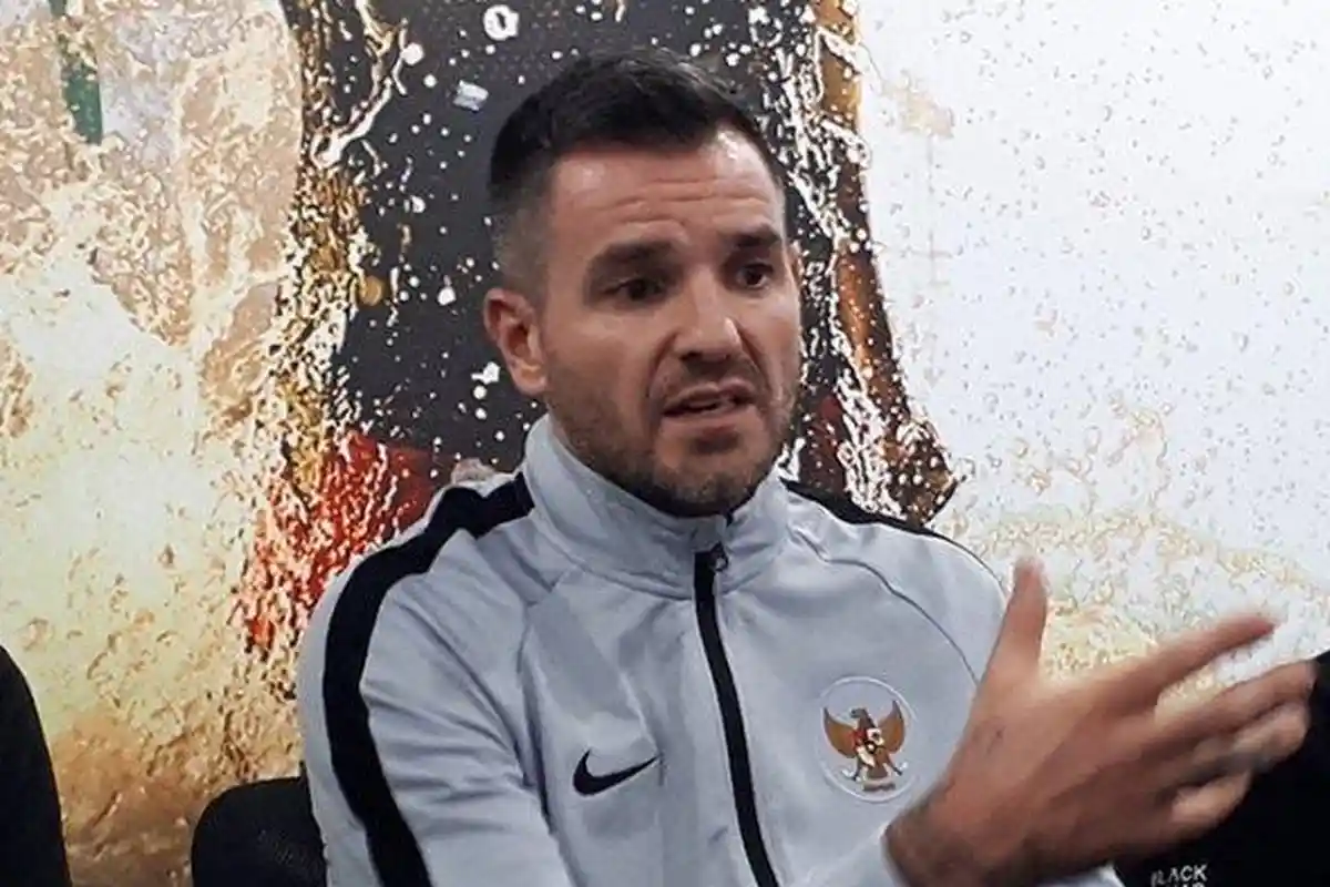 Depak Edson Tavares Via WhatsApp, Persija Incar Simon McMenemy dan Pelatih Ini, Persipura Jadi Geram