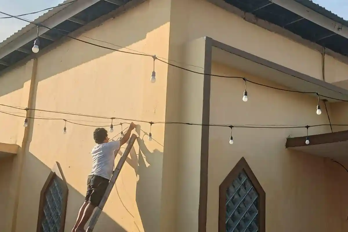 Sambut Ramadan 1444 Hijriah, Pengurus Pasang Lampu Hias di Masjid Al Fathir Jeneponto