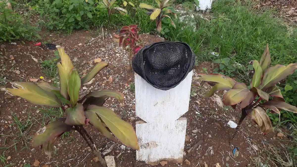 Menengok Makam Covid-19 di TPU Srengseng Sawah, Ahli Waris Pasang Tanda Kerudung dan Kopiah di Nisan