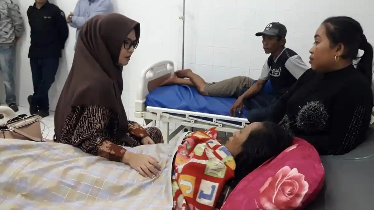 Besuk Korban Kapal Tenggelam Kapal Motor Arista, Cicu Lakukan Ini
