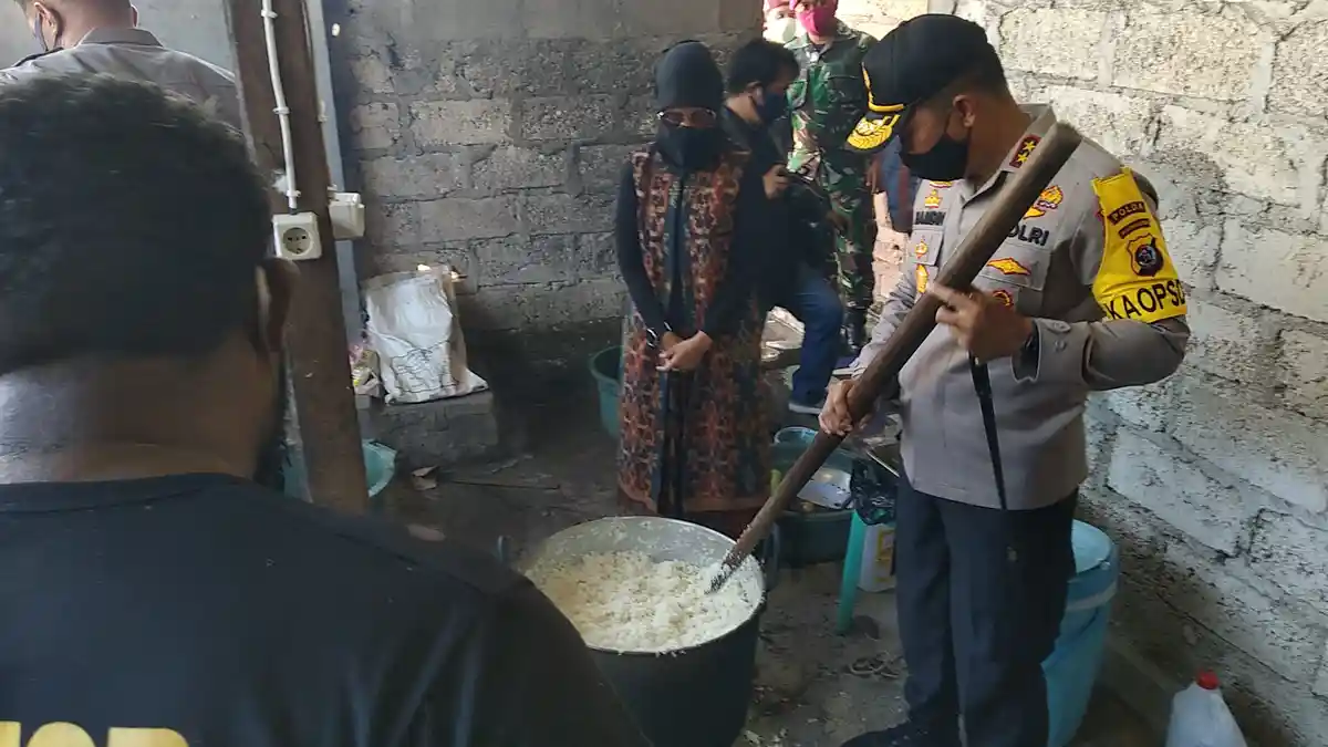 Kapolda NTT Irjen Pol Hamidin Tinjau Dapur Lapangan TNI-Polri