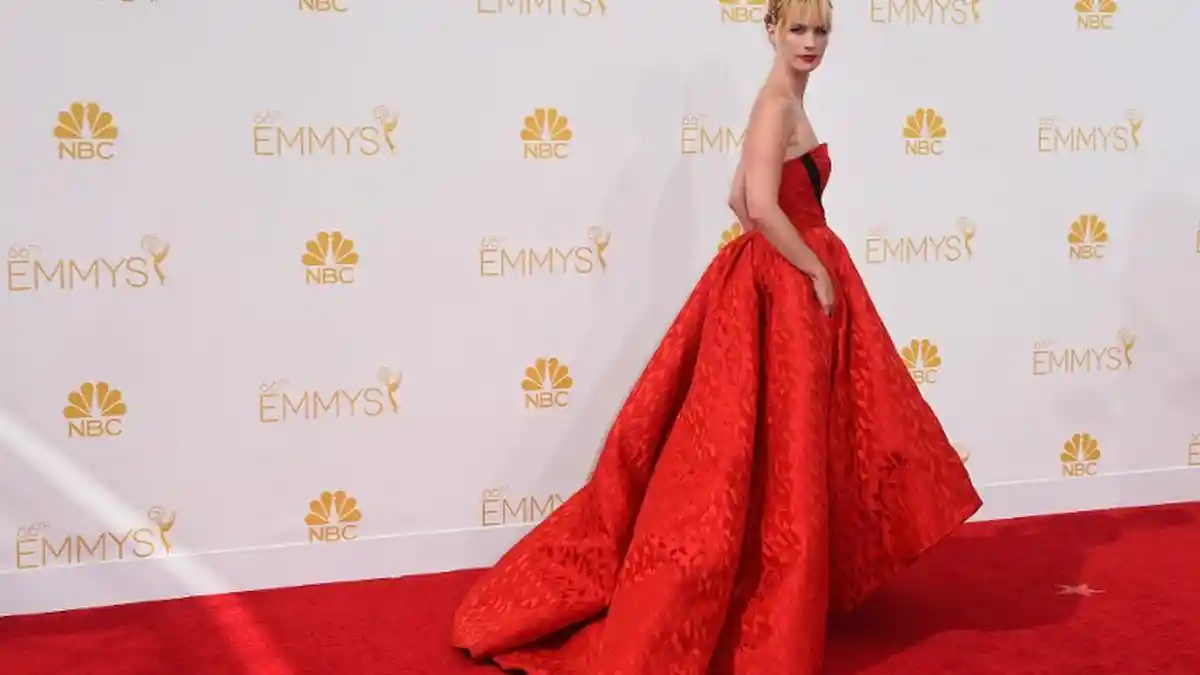 Aktris January Jones Nonton Kartun Sebelum ke Acara Penghargaan