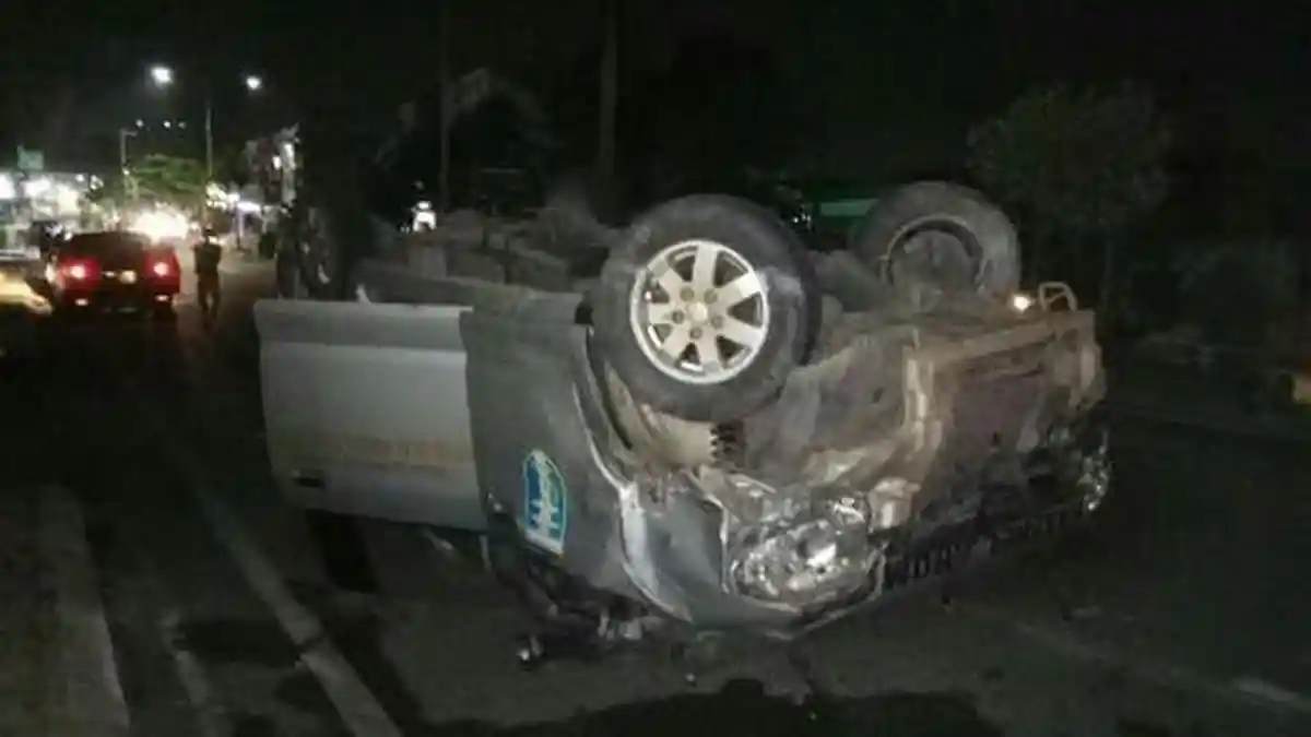 Pulang Antar Jenazah, Mobil Ambulans RSUDAM Terbalik di Jalan ZA Pagar Alam