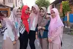 andi-devie-yanti-purnamasari-kiri-bersama-temannya_20170610_174832.jpg