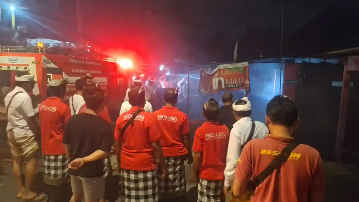 Api Lahap Dua Blok Warung di Keramas Gianyar Bali, Kerugian Ditaksir Capai Rp200 Juta - Tribun-bali.com
