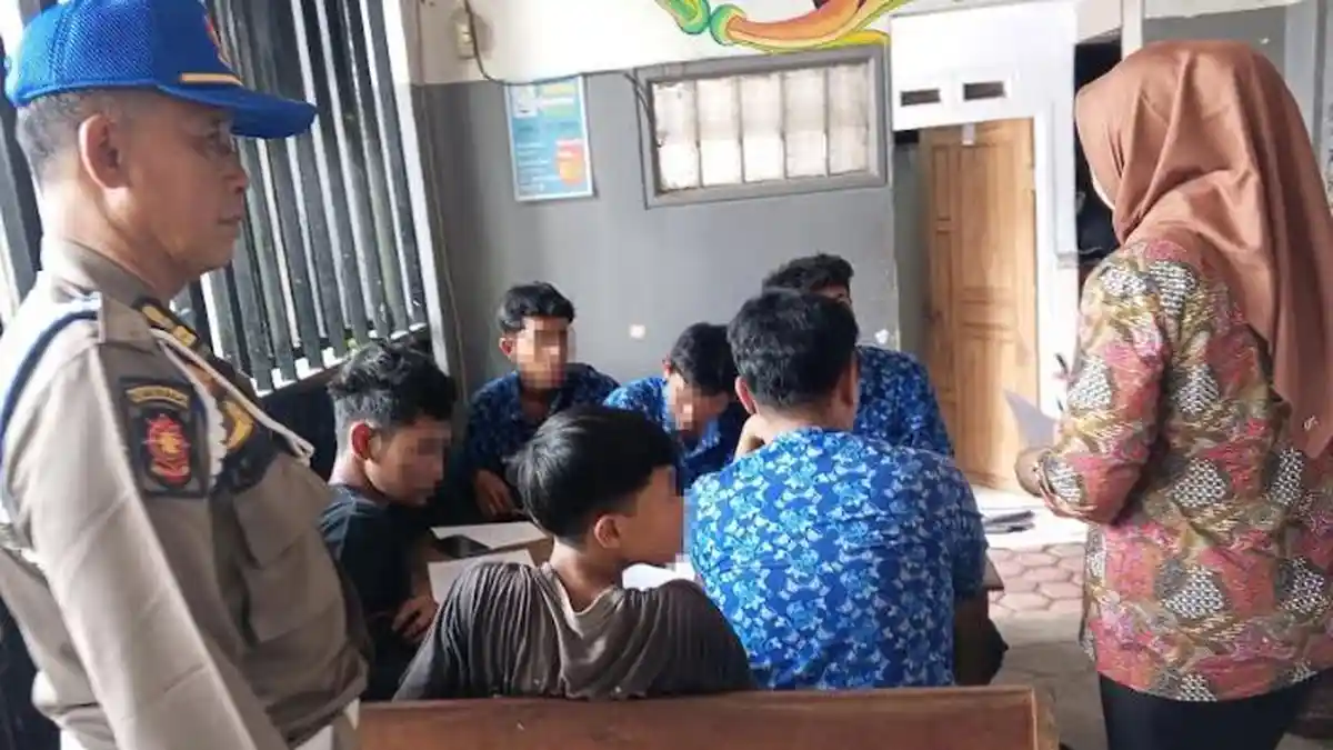 Razia Satpol PP dan Dinas Pendidikan Tulungagung Jaring Puluhan Pelajar Bolos di Warkop