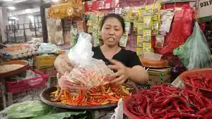Salah-satu-pedagang-sayur-dan-bumbu-dapur-di-Pasar-Banyuasri-Kadek-Desi4.jpg