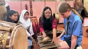 20250908-_-Siswi-Australia-Belajar-Gamelan-di-SMA-Negeri-2-Batang.jpg