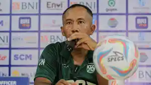 surabaya/Pelatih-Sementara-Persebaya-Surabaya-Uston-Nawawi.jpg