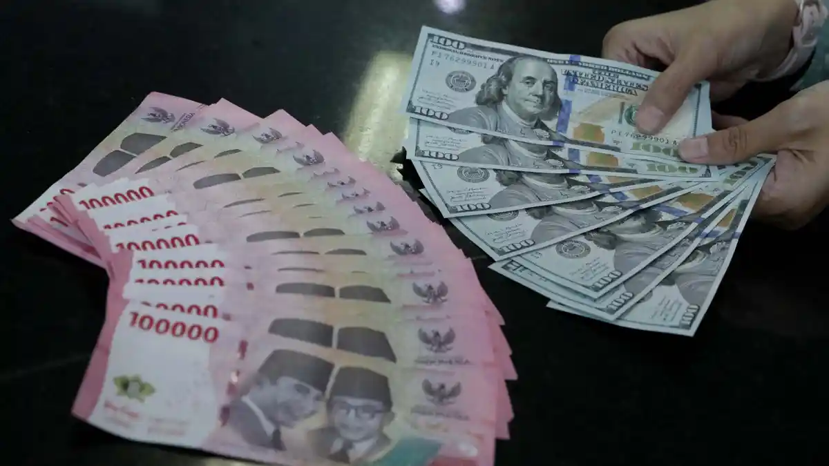 Ekonom Ungkap Kebijakan Bank Indonesia yang Diduga Bikin Rupiah Babak Belur 