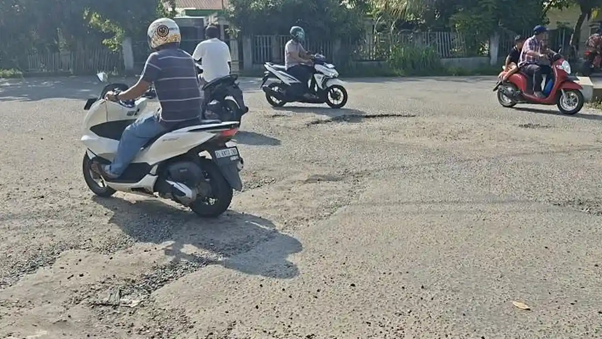 Jalan Elak Geudong Bireuen Berlubang, Membahayakan Pengendara