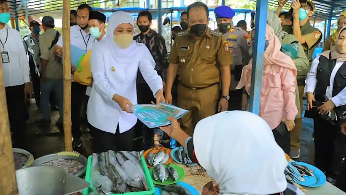 Nelayan Puger Jember Menerima Bantalan Sosial dari Pemprov Jatim