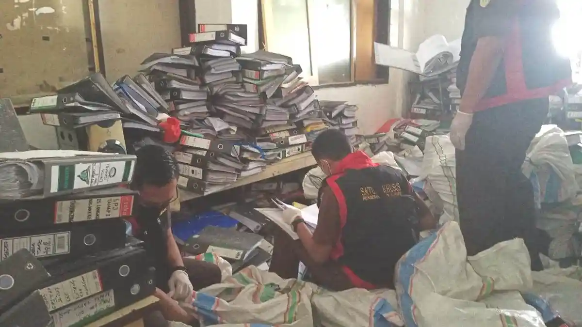 Jaksa Kejari Manggarai Geledah Kantor Dinas PMD Kabupaten Manggarai