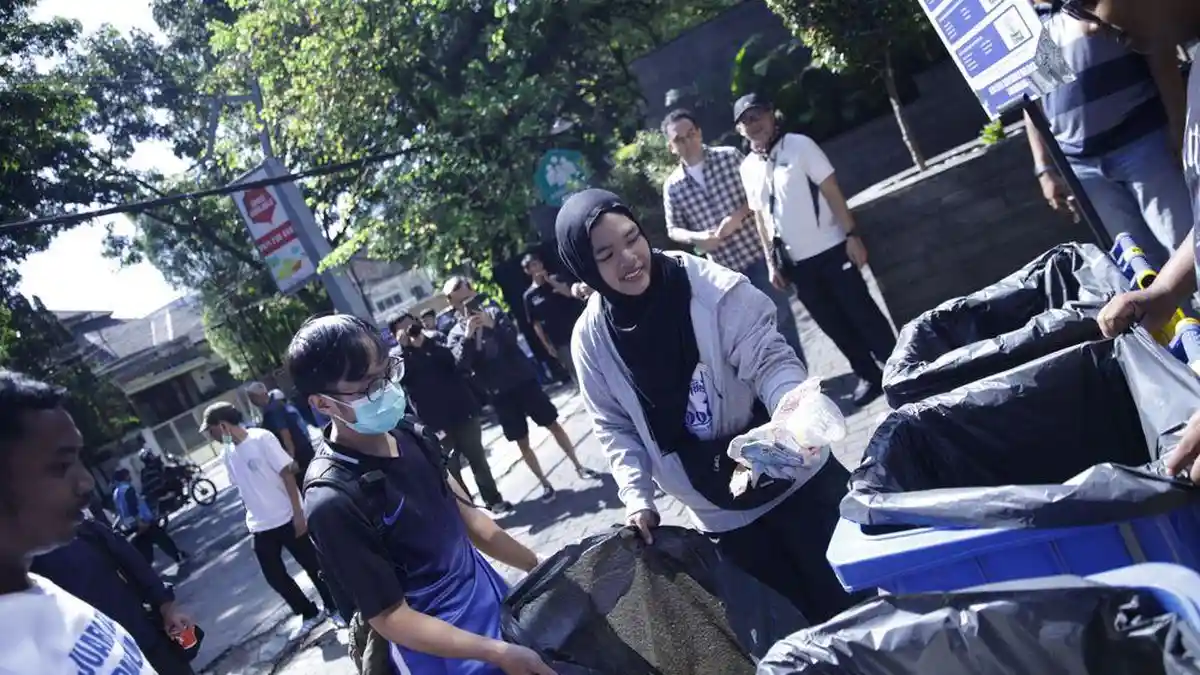 Gelar Aksi Pungut Sampah Bareng Bobotoh, Persib Beri Kejutan Rekrut Pemain Baru Balsa Sekulic - Tribunjabar.id