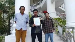 Foto-Dokumentasi-Tribun-Manado-Nielton-Durado-Caption-Pelapor-saat-berada-di-Kejati-Sulut.jpg