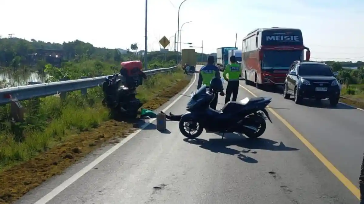 Gagal Salip Truk Boks, Pemudik Motor Tewas Terlindas di Jalan Lingkar Tegal