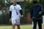 Paul Musnter Latih Teknik Pemain Persebaya di Lapangan Thor