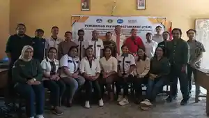 Tim-Prodi-Undana-foto-bersama-usai-pelatihan-guru-dalam-rangka-PKM-di-SDI-Pelus-Ara.jpg