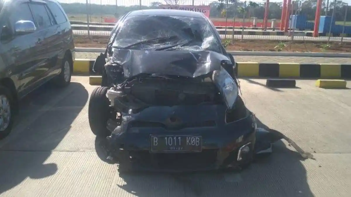 Yaris Hantam Avanza yang Parkir di Tol KM 333 Pemalang-Batang, Satu Orang Tewas