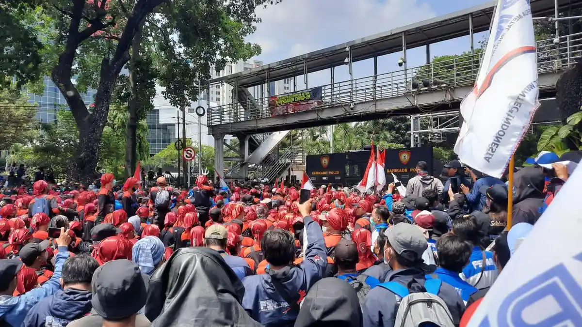 Tertahan di Sekitar Kawasan Patung Kuda, Massa Buruh Minta Polisi Buka Barikade
