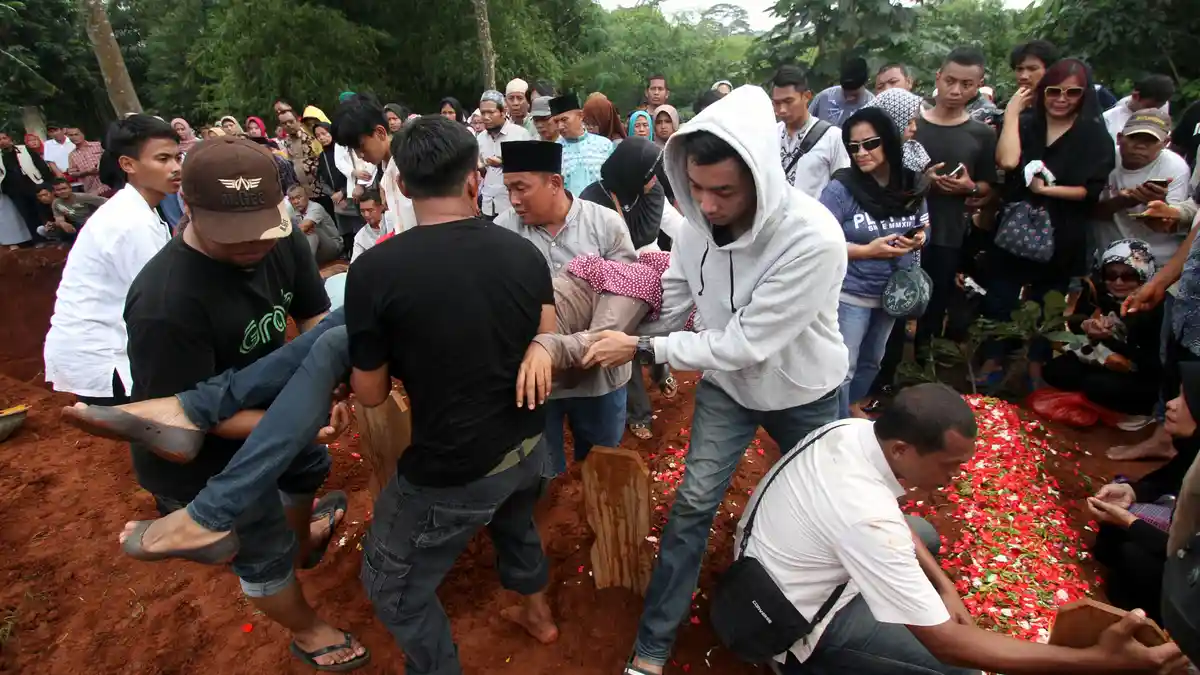 Pengalaman Horor Mereka yang Lewat Tanjakan Emen Malam-malam, Muncul Asap Misterius, Merinding!