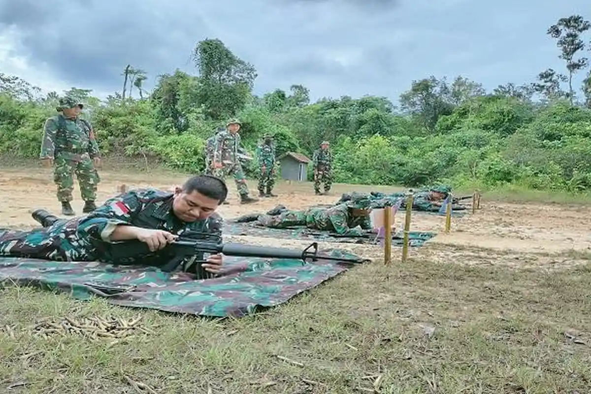 Dandim 1204/Sanggau Gelar Latihan Menembak dengan Anggota